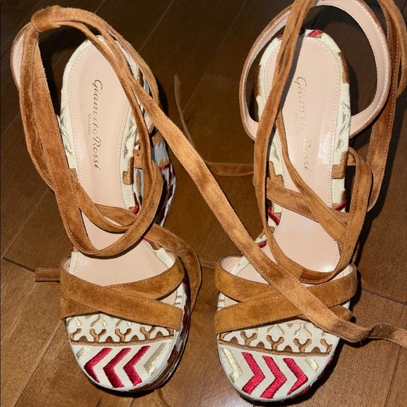 ❤️Gianvito Rossi size 7 wedges- offers welcomed!!!!!❤️ - Picture 2 of 14